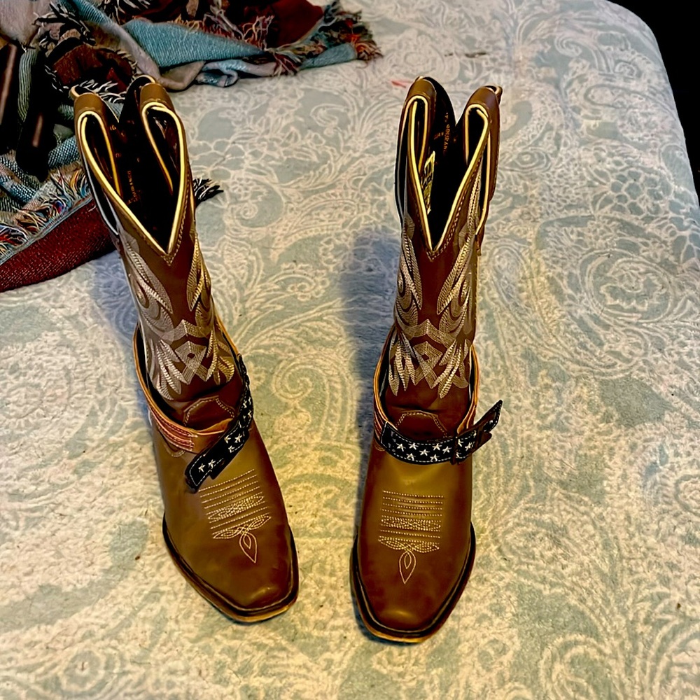 Women’s cowboy boots size seven